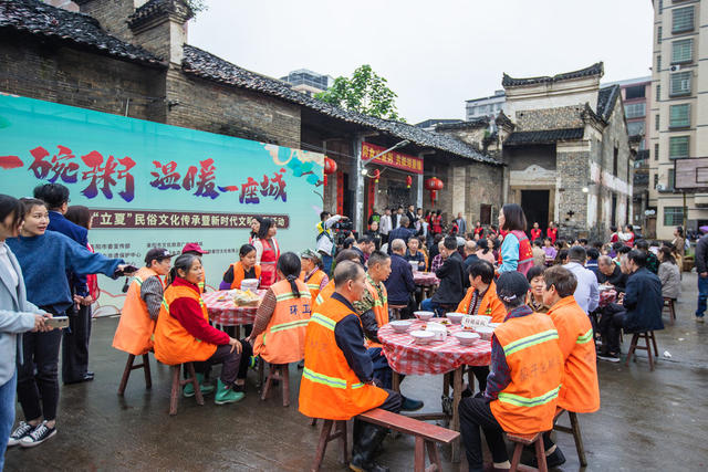 “一碗粥，温䁔一座城”
2024年5月5日，是24节气中的立夏，这天一大早，耒阳市蔡子池街道金南社区昆壁湾的妇女同胞们就忙了起来。
在耒阳，过立夏节有个俵（biao)立夏粥的习俗。立夏这天家家户户都要煮立夏粥，里面放有猪肉、猪肝、粉丝、干笋、腊肉、雪豆、米粉团、鸡蛋、豆芽菜等等上十种肉、菜。每家都要煮上一大锅，煮熟以后，全村家家户户都要去送上一碗。以示邻里和气，相亲相爱。
今天在昆壁湾又要煮立夏粥了。这是继2021年开始由耒阳市委宣传部、耒阳市文旅广体局主办，耒阳市非遗保护中心、蔡子池街道金南社区、湖南知韵餐饮文化有限公司（粥面之韵）承办的第四届“一碗粥  温暖一座城”的俵立夏粥活动。主要是请环卫工人一起品尝立夏粥。
天还未亮，昆壁湾的大妈们就早早的忙碌了起来，生火的生火，洗菜的洗菜，切菜的切菜，她们要赶在早上8点之前把粥煮出来。
8点未到，环卫工人们陆陆续续来到了现场，耒阳市政协副主席、市文旅广体局局长陆小勇和宣传部的肖副部长也到了现场。随着一声令下，志愿者们将煮好的立夏粥抬到了广场，六十多位环卫工人和部分在耒阳旅游的游客一起品尝了这道热气腾腾的、独特的耒阳美食。
                       （图、文供稿：耒阳曾启武）