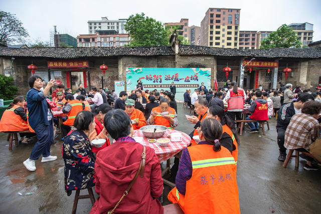 “一碗粥，温䁔一座城”
2024年5月5日，是24节气中的立夏，这天一大早，耒阳市蔡子池街道金南社区昆壁湾的妇女同胞们就忙了起来。
在耒阳，过立夏节有个俵（biao)立夏粥的习俗。立夏这天家家户户都要煮立夏粥，里面放有猪肉、猪肝、粉丝、干笋、腊肉、雪豆、米粉团、鸡蛋、豆芽菜等等上十种肉、菜。每家都要煮上一大锅，煮熟以后，全村家家户户都要去送上一碗。以示邻里和气，相亲相爱。
今天在昆壁湾又要煮立夏粥了。这是继2021年开始由耒阳市委宣传部、耒阳市文旅广体局主办，耒阳市非遗保护中心、蔡子池街道金南社区、湖南知韵餐饮文化有限公司（粥面之韵）承办的第四届“一碗粥  温暖一座城”的俵立夏粥活动。主要是请环卫工人一起品尝立夏粥。
天还未亮，昆壁湾的大妈们就早早的忙碌了起来，生火的生火，洗菜的洗菜，切菜的切菜，她们要赶在早上8点之前把粥煮出来。
8点未到，环卫工人们陆陆续续来到了现场，耒阳市政协副主席、市文旅广体局局长陆小勇和宣传部的肖副部长也到了现场。随着一声令下，志愿者们将煮好的立夏粥抬到了广场，六十多位环卫工人和部分在耒阳旅游的游客一起品尝了这道热气腾腾的、独特的耒阳美食。
                       （图、文供稿：耒阳曾启武）