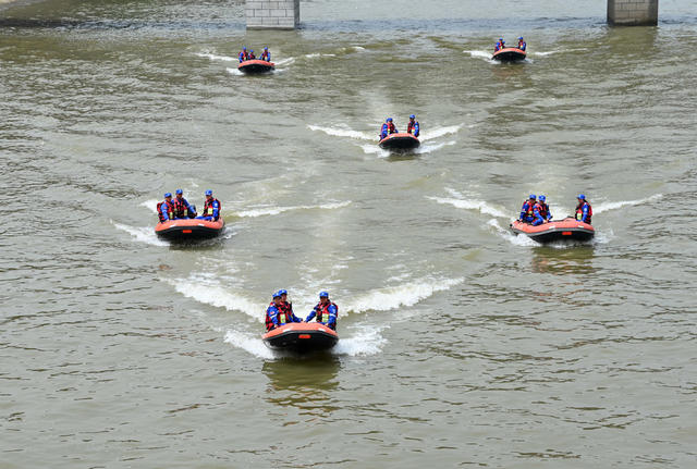 应急抢险  抗洪抢险  演练  训练 防汛 河  水 救援  救生艇  救援队  