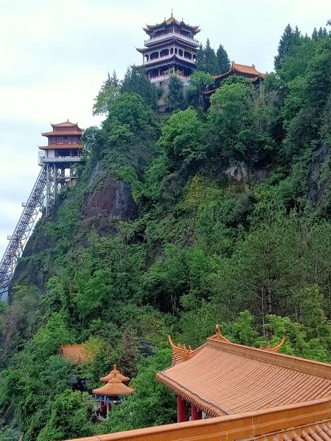 花不醉人，人自醉，高耸入云的太平山