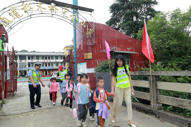 校园 交通 安全“护学岗” 平安 上下学