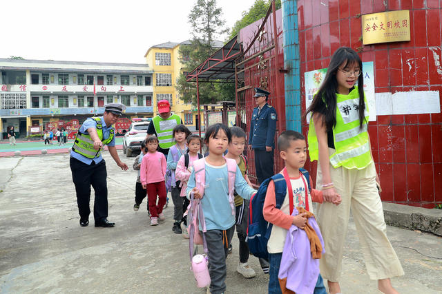 校园 交通 安全“护学岗” 平安 上下学