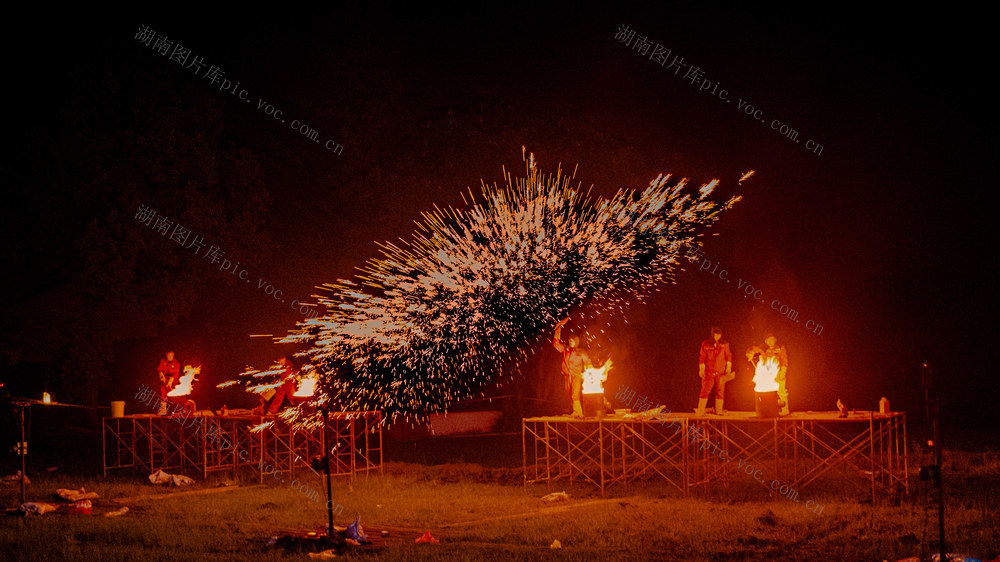  Huarong Village makes iron flowers at night