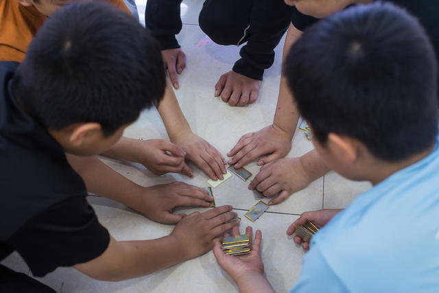 烟卡  孩子  游戏  手  玩耍  活动