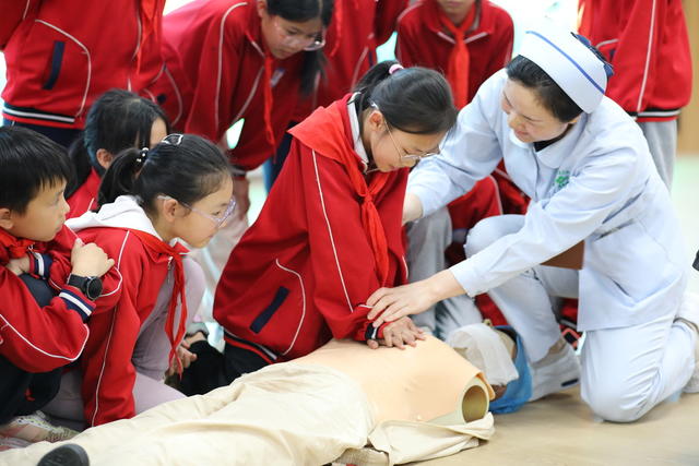 防灾 减灾 防溺 医务人员 学生互动