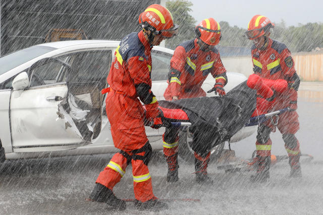  Firefighters' emergency rescue on the 16th National Day of Disaster Prevention and Reduction on May 12