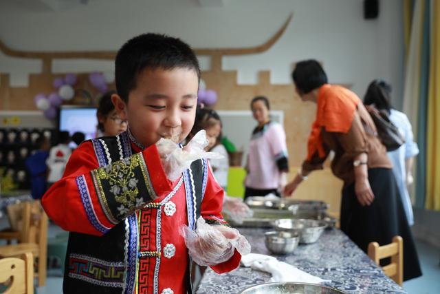 土家族 湘西 小朋友 幼儿园 民族 美味 教师 美食 长桌宴 苗族  六一  家长 儿童节  欢欢喜喜