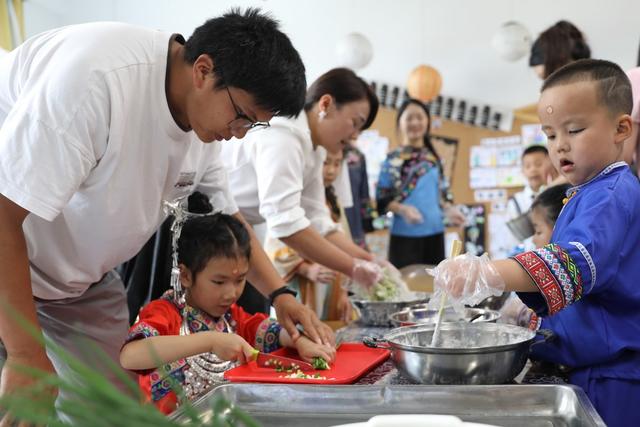 土家族 湘西 小朋友 幼儿园 民族 美味 教师 美食 长桌宴 苗族  六一  家长 儿童节  欢欢喜喜