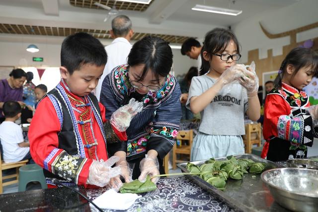 土家族 湘西 小朋友 幼儿园 民族 美味 教师 美食 长桌宴 苗族  六一  家长 儿童节  欢欢喜喜