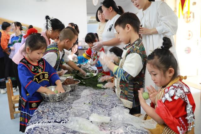 土家族 湘西 小朋友 幼儿园 民族 美味 教师 美食 长桌宴 苗族  六一  家长 儿童节  欢欢喜喜