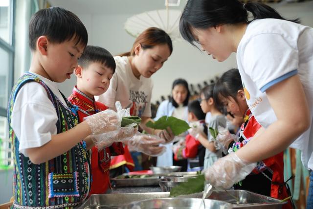土家族 湘西 小朋友 幼儿园 民族 美味 教师 美食 长桌宴 苗族  六一  家长 儿童节  欢欢喜喜