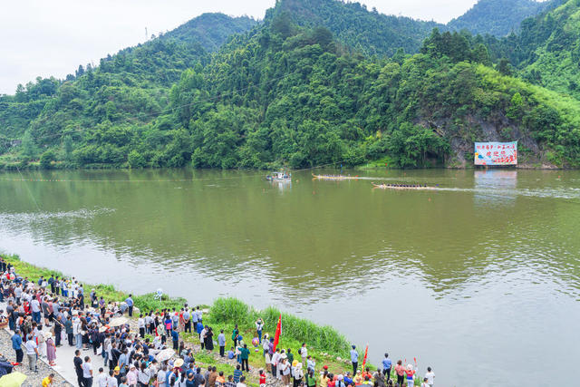 “魅力苗乡，和美洗溪”龙舟赛在泸溪县洗溪镇举办