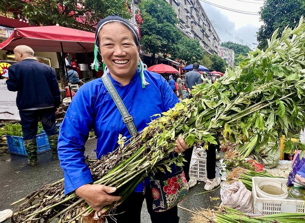 “艾香满市”
