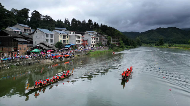 传统 龙舟 活动 吸引 众多 游客 村民 观看 共度 节日 