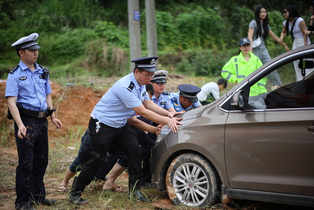 警察 推车 泥潭 帮助 交警