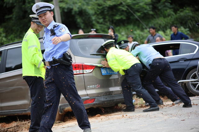 警察 推车 泥潭 帮助 交警