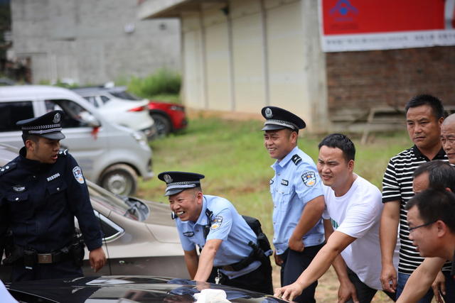 警察 推车 泥潭 帮助 交警