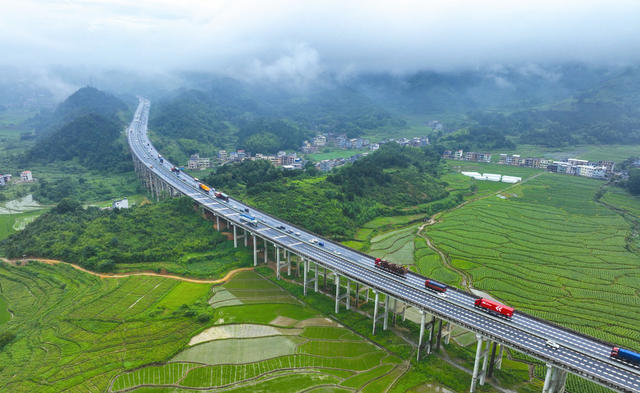 夏日 田园  高速公路  民居  青山