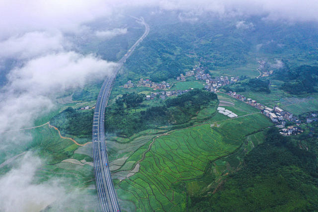 夏日 田园  高速公路  民居  青山