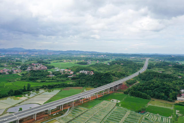 高速  公路  乡村  经济  交通  振兴
