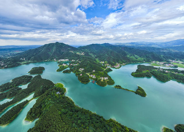 蓝天 白云 青山 碧水 草地 绿树 民居 湿地 河湖 水库 党员 河长制 美丽乡村