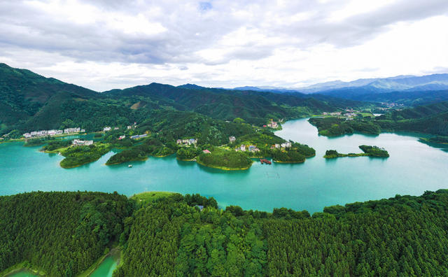 蓝天 白云 青山 碧水 草地 绿树 民居 湿地 河湖 水库 党员 河长制 美丽乡村