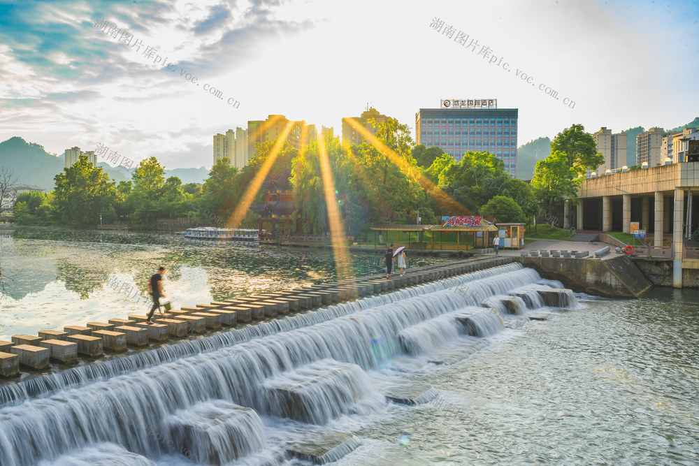 湘西高新区吉凤街道湾溪河夏夜如画