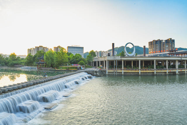 湘西高新区吉凤街道湾溪河夏夜如画