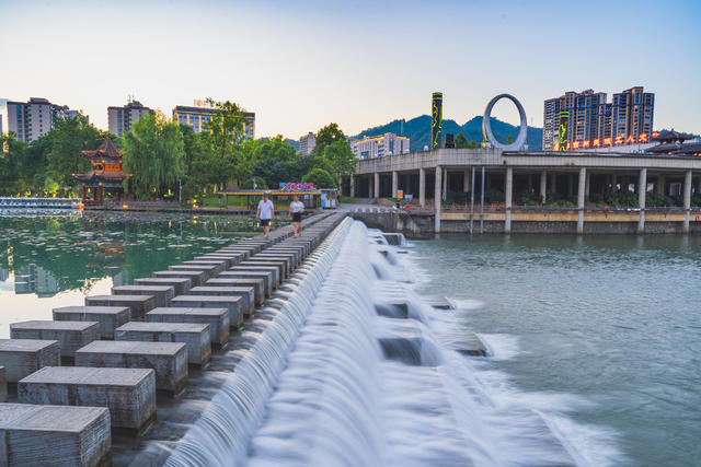 湘西高新区吉凤街道湾溪河夏夜如画