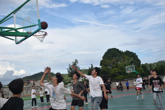 迎“篮”而上 绽放活力
