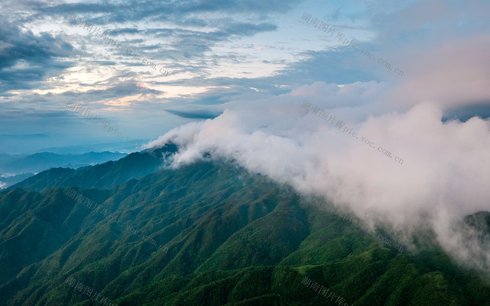 风光,风景,自然,森林,山川,山脉,云瀑,天空,云雾,青山,生态,环境,环保,户外,地形,山峰,航拍山脉,航拍山川,旅行,旅游,背景,绿色,晴天,夏天,夏季,高山,云,植物,自然美