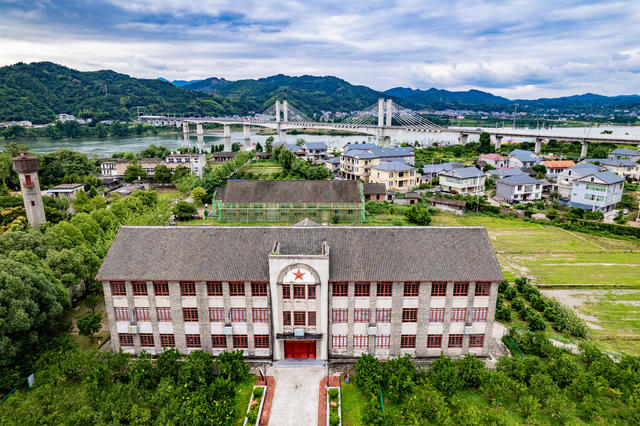 安江农校杂交水稻纪念园、杂交水稻发源地纪念馆、杂交水稻实验田、袁隆平雕像
