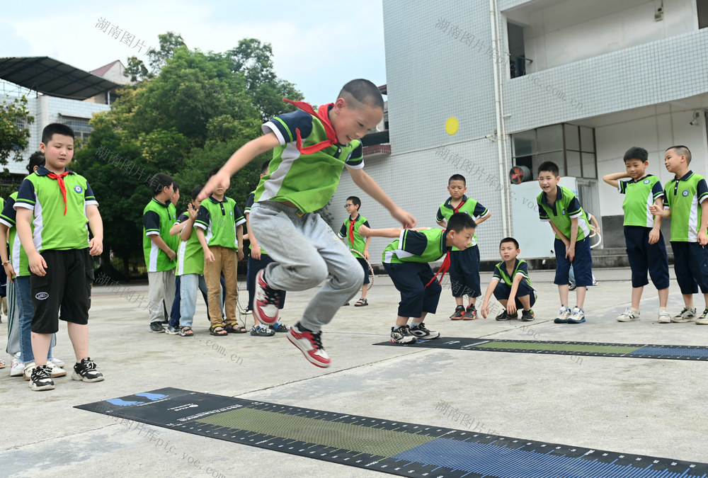 课间十分钟 教育 学校 学生 文体活动  户外活动  跳远  跳绳  大课间 