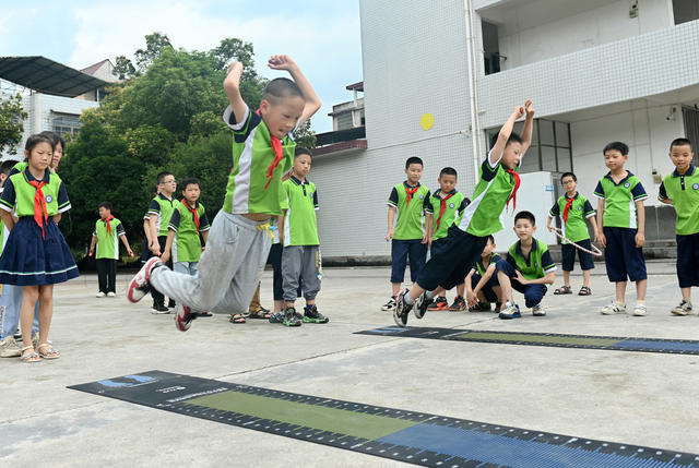 课间十分钟 教育 学校 学生 文体活动  户外活动  跳远  跳绳  大课间 