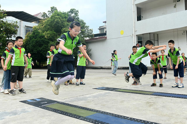 课间十分钟 教育 学校 学生 文体活动  户外活动  跳远  跳绳  大课间 