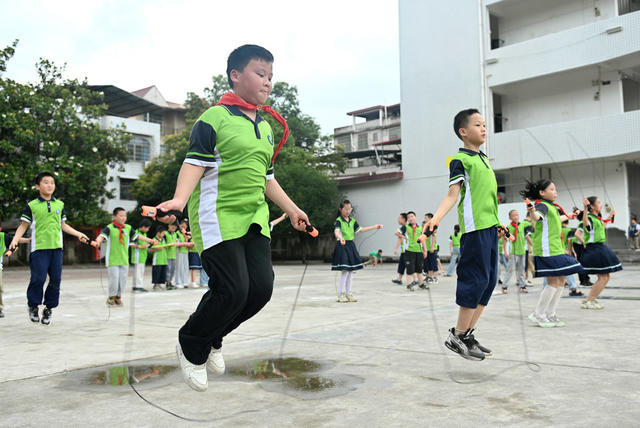 课间十分钟 教育 学校 学生 文体活动  户外活动  跳远  跳绳  大课间 