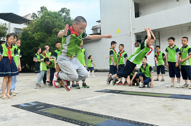 课间十分钟 教育 学校 学生 文体活动  户外活动  跳远  跳绳  大课间 