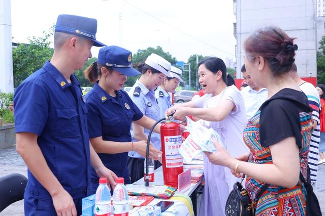 为切实做好辖区安全生产月期间火灾防控工作，进一步加强居民群众消防安全意识和自防自救能力。6月14日上午，冷水滩区消防救援大队联合辖区多部门，共同走进愿景国际广场，开展了一场别开生面的消防安全知识科普活动。