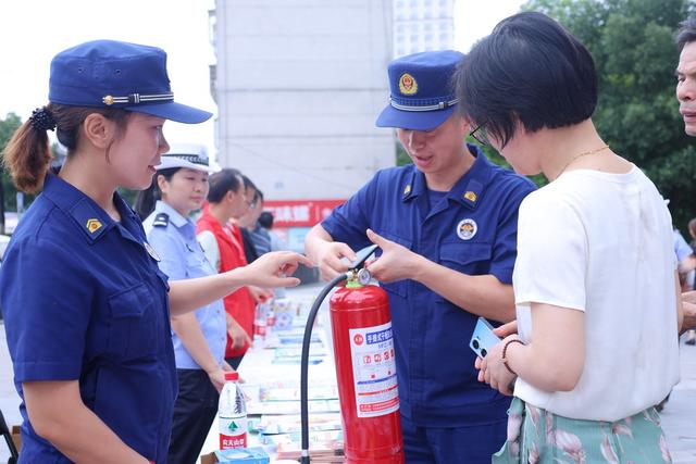 为切实做好辖区安全生产月期间火灾防控工作，进一步加强居民群众消防安全意识和自防自救能力。6月14日上午，冷水滩区消防救援大队联合辖区多部门，共同走进愿景国际广场，开展了一场别开生面的消防安全知识科普活动。