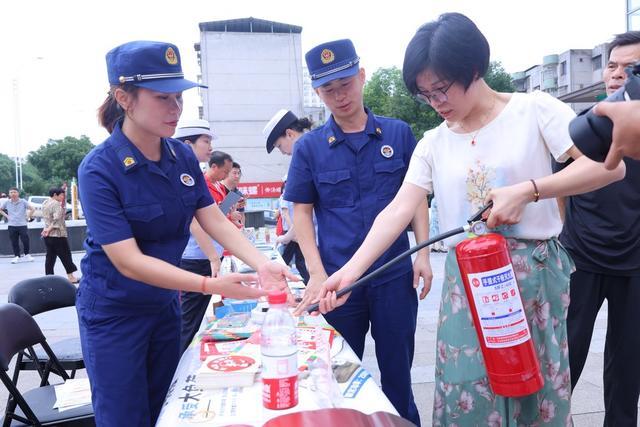 为切实做好辖区安全生产月期间火灾防控工作，进一步加强居民群众消防安全意识和自防自救能力。6月14日上午，冷水滩区消防救援大队联合辖区多部门，共同走进愿景国际广场，开展了一场别开生面的消防安全知识科普活动。