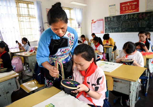 非遗 校园 学生 传承 苗绣
