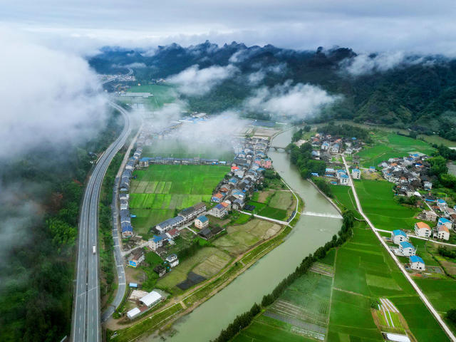 乡村 公路 民居 河流 晨雾 相映 美丽 画卷