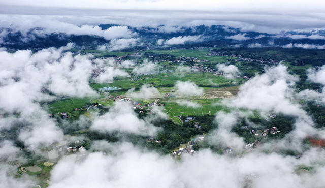  蓝天 白云 云雾 湖泊 湿地 山峦 村庄 田园 雨后初晴