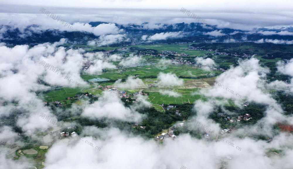  蓝天 白云 云雾 湖泊 湿地 山峦 村庄 田园 雨后初晴