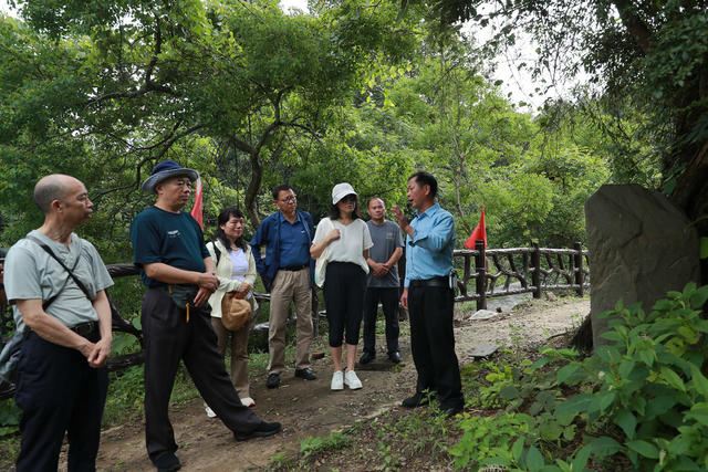 村民 讲解员 红色故事 游客 欢迎 传承 红色基因

