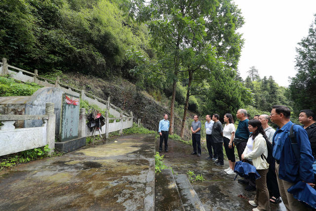 村民 讲解员 红色故事 游客 欢迎 传承 红色基因

