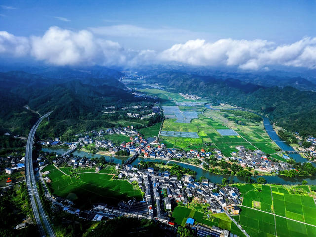 湖南 通道 蓝天 白云、山峦 河流 公路 美丽 新农村 建设 