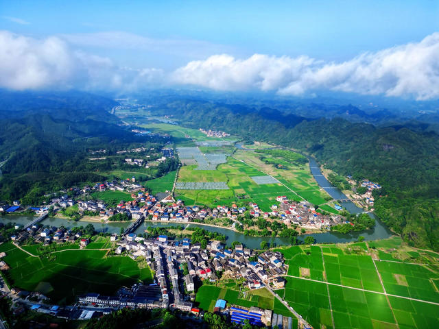 湖南 通道 蓝天 白云、山峦 河流 公路 美丽 新农村 建设 