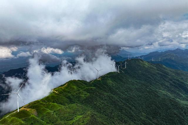 风力发电 能源 绿色 生态 雾 群山 风电场