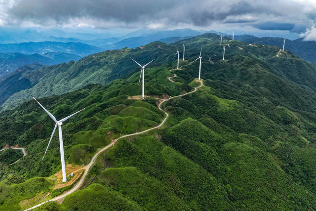 风力发电 能源 绿色 生态 雾 群山 风电场